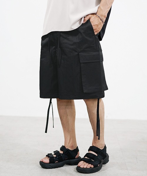 MinoriTY（マイノリティ）の「【MinoriTY】極太カーゴショーツ ワイドハーフパンツ ショートパンツ カーゴパンツ 夏服 メンズ オーバーサイズ（カーゴパンツ・メンズ・ブラック/グレー/カーキ・M/L）」の4枚目の写真