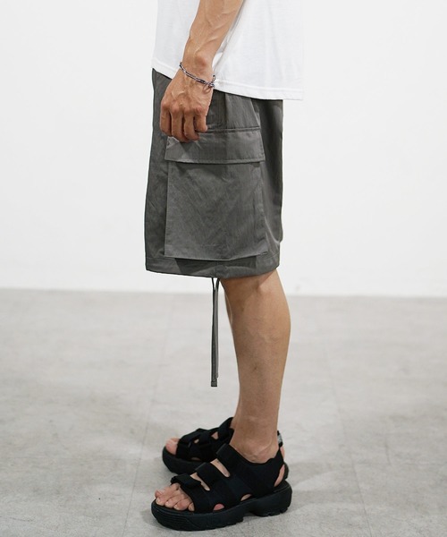 MinoriTY（マイノリティ）の「【MinoriTY】極太カーゴショーツ ワイドハーフパンツ ショートパンツ カーゴパンツ 夏服 メンズ オーバーサイズ（カーゴパンツ・メンズ・ブラック/グレー/カーキ・M/L）」の12枚目の写真