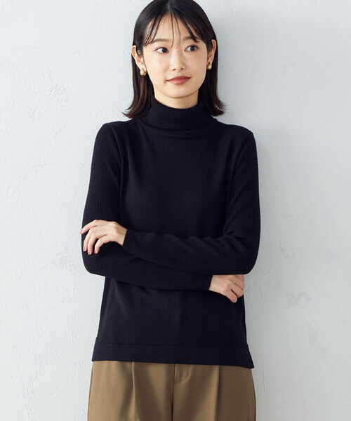 COMME CA ISM(コムサイズム)の「タートルネック ニット(ニット/セーター・レディース・アイボリー/ライラック/グレイッシュベージュ/ブラック・SMALL/MEDIUM/LARGE)」の3枚目の写真