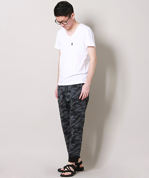 AKM（エイケイエム）の「AKM×MEN'SMELROSEスラブ天竺Tシャツ（Tシャツ/カットソー・メンズ・ホワイト/ブラック/ネイビー・MEDIUM/LARGE/SMALL）」の4枚目の写真