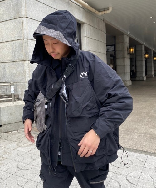 CMF OUTDOOR GARMENT（シーエムエフアウトドアガーメント）の「CMF OUTDOOR GARMENT × BEAVER/シーエムエフ アウトドアガーメント×BEAVER　別注 GUIDE SHELL NYLON 別注ガイドシェルナイロン（マウンテンパーカー・メンズ・ブラック・L/M）」の5枚目の写真