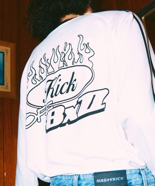 NASTY KICK(ナスティーキック)の「A'GEM/9 × .kom『NASTYKICK/NS+K/ナスティーキック』BxZZ Longsleeve/ライン柄 ファイヤーロゴ長袖Tシャツ(Tシャツ/カットソー・メンズ・ホワイト/ブラック・L)」の1枚目の写真