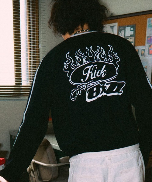 NASTY KICK(ナスティーキック)の「A'GEM/9 × .kom『NASTYKICK/NS+K/ナスティーキック』BxZZ Longsleeve/ライン柄 ファイヤーロゴ長袖Tシャツ(Tシャツ/カットソー・メンズ・ホワイト/ブラック・L)」の2枚目の写真