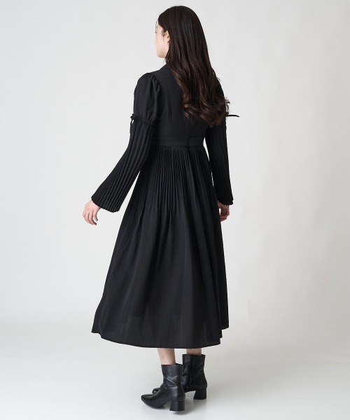 A de a.v.v（アードアー・ヴェ・ヴェ）の「フレアスリーブ消しプリーツワンピース（ワンピース・レディース・ブラック・38/36）」の20枚目の写真