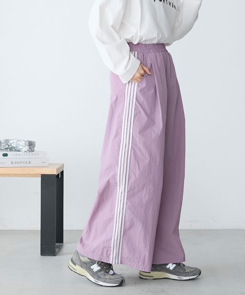 forksy.（フォルクシー）の「【forksy.】【セットアップ対応】ナイロントラックラインワイドパンツ（その他パンツ・レディース・パープル/ネイビー/オフホワイト・L/M）」の2枚目の写真