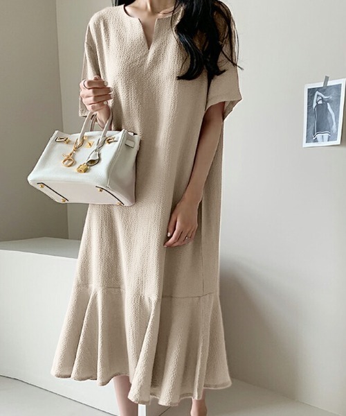 COCOMOMO(ココモモ)の「フレアヘムロングワンピース 半袖キーネック(ワンピース・レディース・ブラック/グリーン/パープル/ブラウン/ベージュ・FREE)」の4枚目の写真