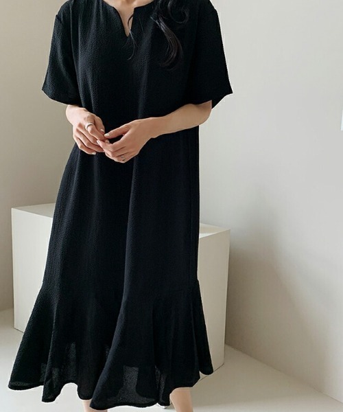 COCOMOMO(ココモモ)の「フレアヘムロングワンピース 半袖キーネック(ワンピース・レディース・ブラック/グリーン/パープル/ブラウン/ベージュ・FREE)」の2枚目の写真
