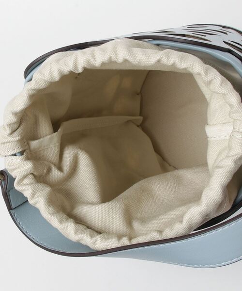 artemis by DIANA（アルテミスバイダイアナ）の「カットワークレザー　インナーバッグ付きバケツバッグ（ハンドバッグ・レディース・ダークベージュ/ブラック/アイボリー/ライトブルー・FREE）」の16枚目の写真