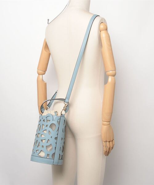 artemis by DIANA（アルテミスバイダイアナ）の「カットワークレザー　インナーバッグ付きバケツバッグ（ハンドバッグ・レディース・ダークベージュ/ブラック/アイボリー/ライトブルー・FREE）」の10枚目の写真