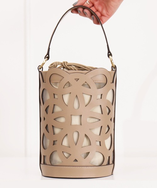artemis by DIANA（アルテミスバイダイアナ）の「カットワークレザー　インナーバッグ付きバケツバッグ（ハンドバッグ・レディース・ダークベージュ/ブラック/アイボリー/ライトブルー・FREE）」の4枚目の写真