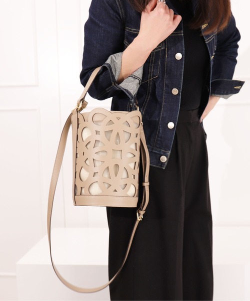 artemis by DIANA（アルテミスバイダイアナ）の「カットワークレザー　インナーバッグ付きバケツバッグ（ハンドバッグ・レディース・ダークベージュ/ブラック/アイボリー/ライトブルー・FREE）」の20枚目の写真
