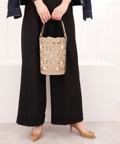 artemis by DIANA（アルテミスバイダイアナ）の「カットワークレザー　インナーバッグ付きバケツバッグ（ハンドバッグ・レディース・ダークベージュ/ブラック/アイボリー/ライトブルー・FREE）」の17枚目の写真