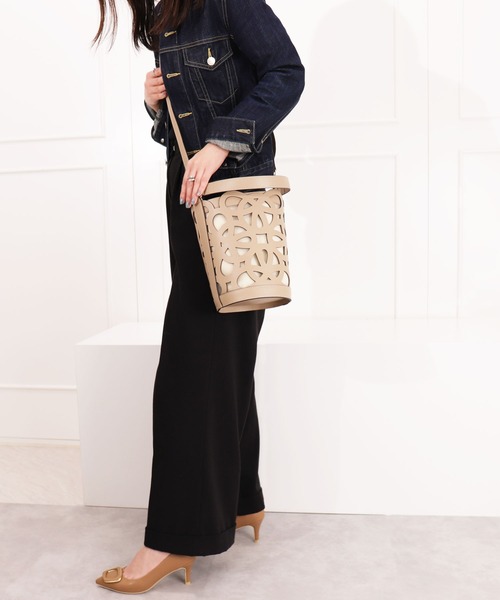 artemis by DIANA（アルテミスバイダイアナ）の「カットワークレザー　インナーバッグ付きバケツバッグ（ハンドバッグ・レディース・ダークベージュ/ブラック/アイボリー/ライトブルー・FREE）」の19枚目の写真