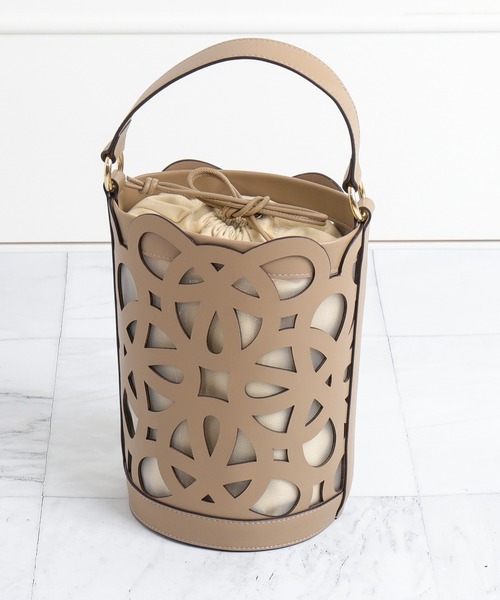 artemis by DIANA（アルテミスバイダイアナ）の「カットワークレザー　インナーバッグ付きバケツバッグ（ハンドバッグ・レディース・ダークベージュ/ブラック/アイボリー/ライトブルー・FREE）」の9枚目の写真