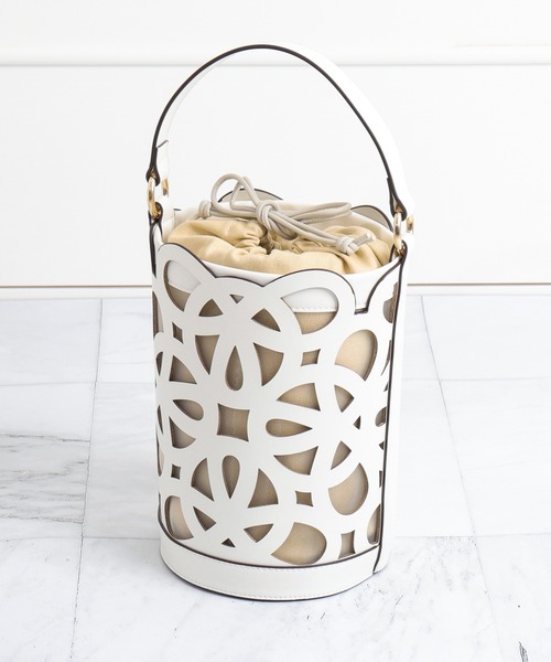 artemis by DIANA（アルテミスバイダイアナ）の「カットワークレザー　インナーバッグ付きバケツバッグ（ハンドバッグ・レディース・ダークベージュ/ブラック/アイボリー/ライトブルー・FREE）」の5枚目の写真