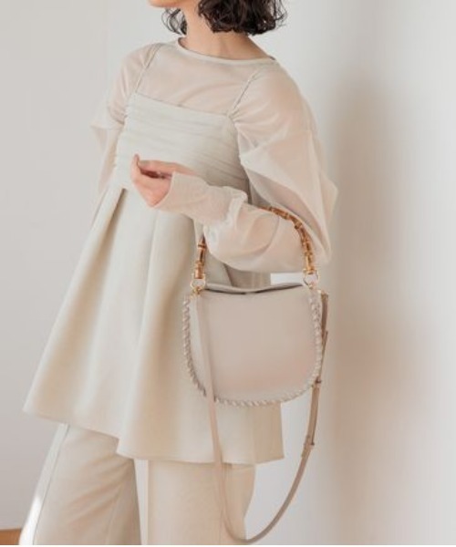 A part by（アパートバイ）の「バンブーハンドルラウンドバッグ（ショルダーバッグ・レディース・ブラック/ベージュ・FREE）」の2枚目の写真