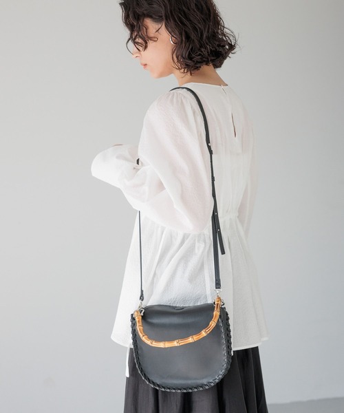 A part by（アパートバイ）の「バンブーハンドルラウンドバッグ（ショルダーバッグ・レディース・ブラック/ベージュ・FREE）」の3枚目の写真