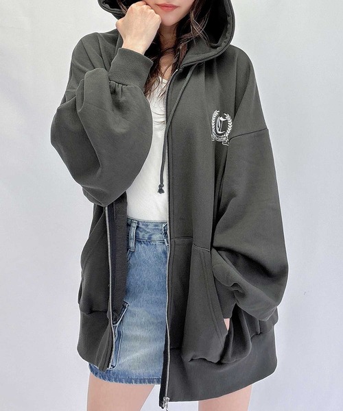 ENVYM（アンビー）の「エンブレムルーズパーカー（パーカー・レディース・ブラック/ホワイト/ベージュ・FREE）」の4枚目の写真