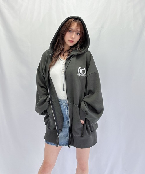 ENVYM（アンビー）の「エンブレムルーズパーカー（パーカー・レディース・ブラック/ホワイト/ベージュ・FREE）」の6枚目の写真