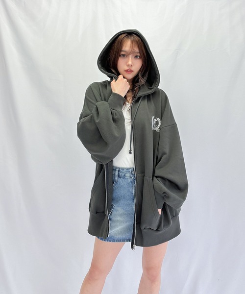 ENVYM（アンビー）の「エンブレムルーズパーカー（パーカー・レディース・ブラック/ホワイト/ベージュ・FREE）」の7枚目の写真