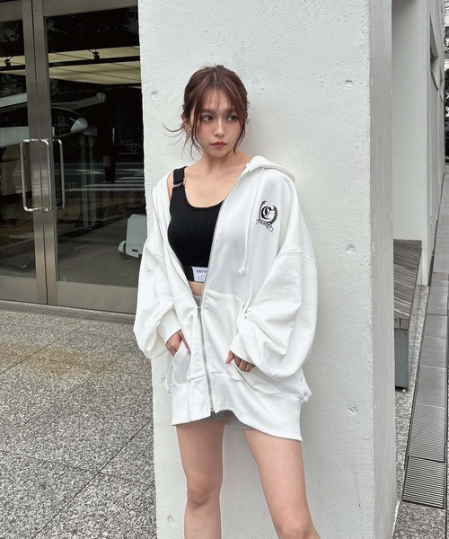 ENVYM（アンビー）の「エンブレムルーズパーカー（パーカー・レディース・ブラック/ホワイト/ベージュ・FREE）」の8枚目の写真