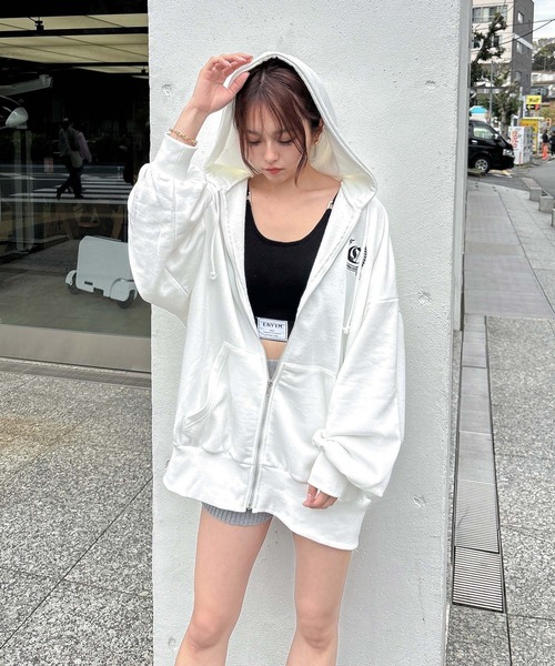 ENVYM（アンビー）の「エンブレムルーズパーカー（パーカー・レディース・ブラック/ホワイト/ベージュ・FREE）」の9枚目の写真