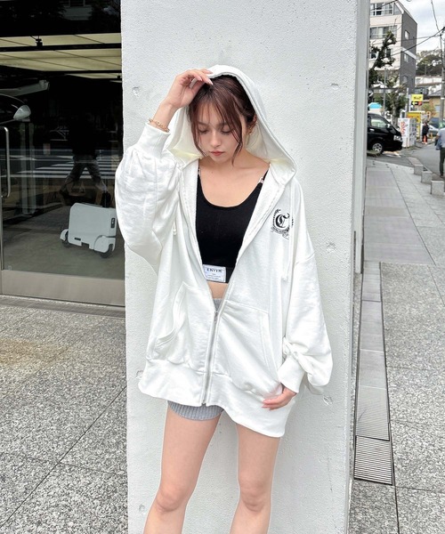 ENVYM（アンビー）の「エンブレムルーズパーカー（パーカー・レディース・ブラック/ホワイト/ベージュ・FREE）」の10枚目の写真