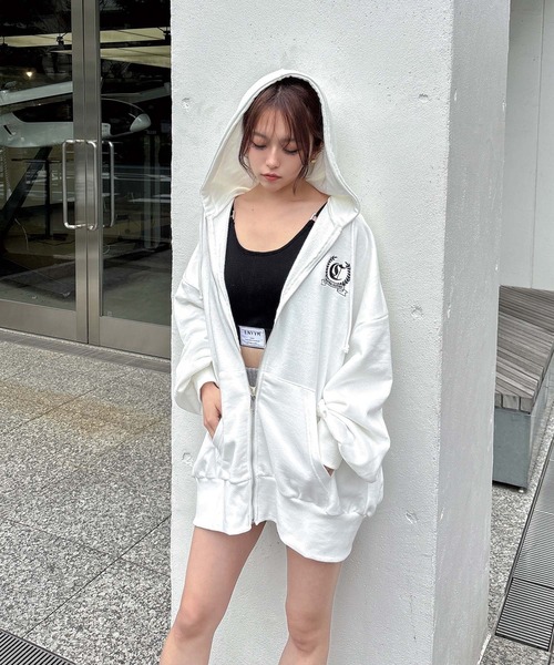 ENVYM（アンビー）の「エンブレムルーズパーカー（パーカー・レディース・ブラック/ホワイト/ベージュ・FREE）」の11枚目の写真