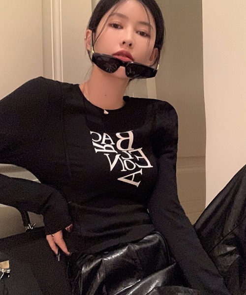 tolene(トレネ)の「ニュアンス フロントロゴ タイトシルエット ロングスリーブTシャツ ロンT(Tシャツ/カットソー・レディース・ホワイト/ブラック・FREE)」の2枚目の写真