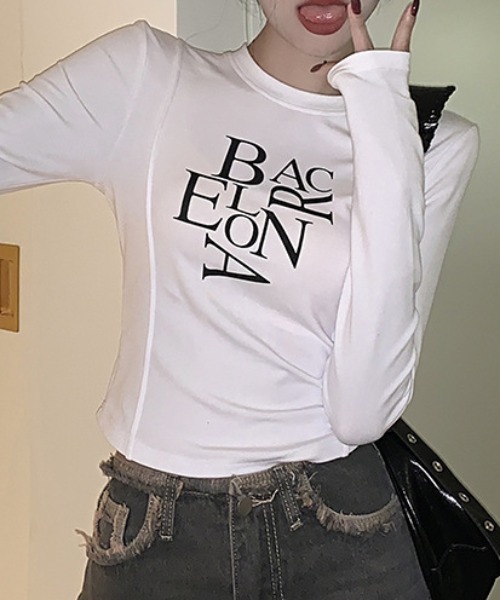 tolene(トレネ)の「ニュアンス フロントロゴ タイトシルエット ロングスリーブTシャツ ロンT(Tシャツ/カットソー・レディース・ホワイト/ブラック・FREE)」の8枚目の写真