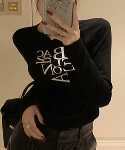 tolene(トレネ)の「ニュアンス フロントロゴ タイトシルエット ロングスリーブTシャツ ロンT(Tシャツ/カットソー・レディース・ホワイト/ブラック・FREE)」の5枚目の写真
