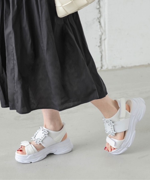 AMELY（エミリー）の「ビジューバックルスポーツサンダル（サンダル・レディース・ブラック/ホワイト・35/36/37/38/39/40）」の3枚目の写真