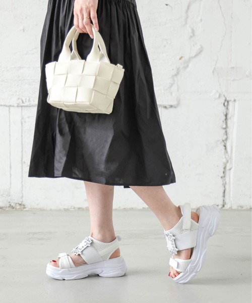 AMELY（エミリー）の「ビジューバックルスポーツサンダル（サンダル・レディース・ブラック/ホワイト・35/36/37/38/39/40）」の4枚目の写真