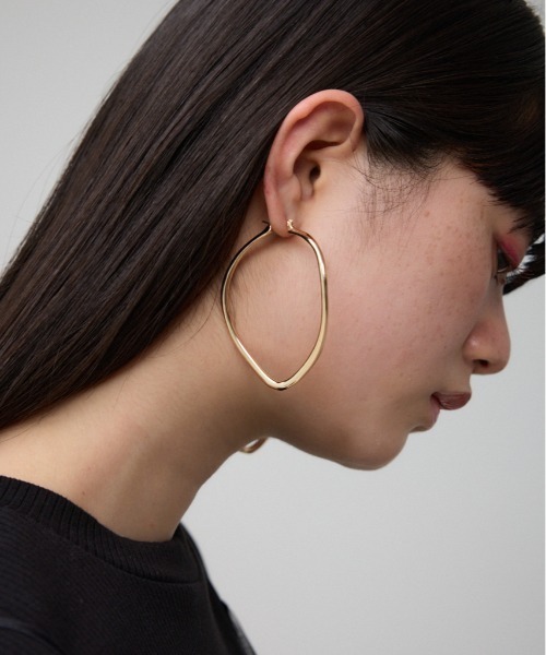 AZUL by moussy（アズールバイマウジー）の「ビッグオーバルフープピアス（ピアス（両耳用）・レディース・ゴールド系その他/シルバー・FREE）」の2枚目の写真
