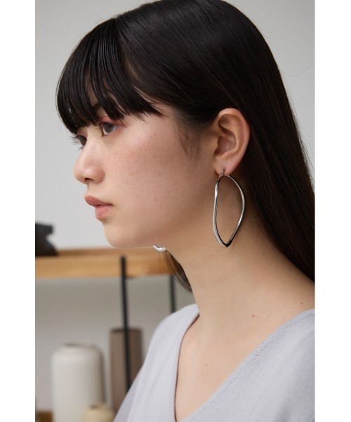 AZUL by moussy（アズールバイマウジー）の「ビッグオーバルフープピアス（ピアス（両耳用）・レディース・ゴールド系その他/シルバー・FREE）」の3枚目の写真