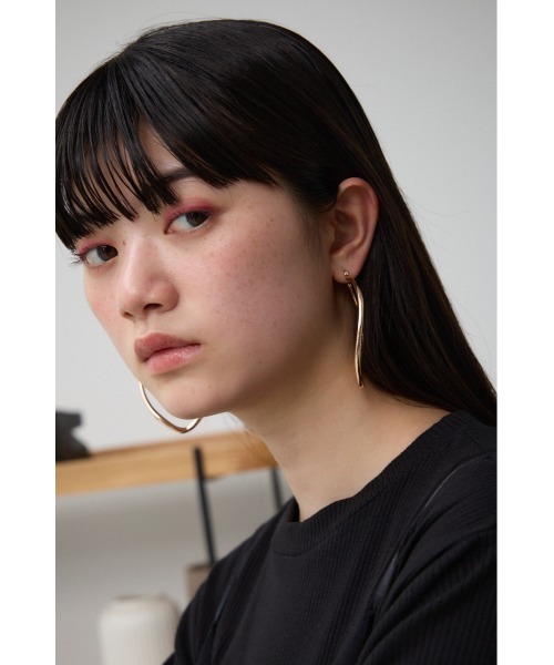AZUL by moussy（アズールバイマウジー）の「ビッグオーバルフープピアス（ピアス（両耳用）・レディース・ゴールド系その他/シルバー・FREE）」の8枚目の写真