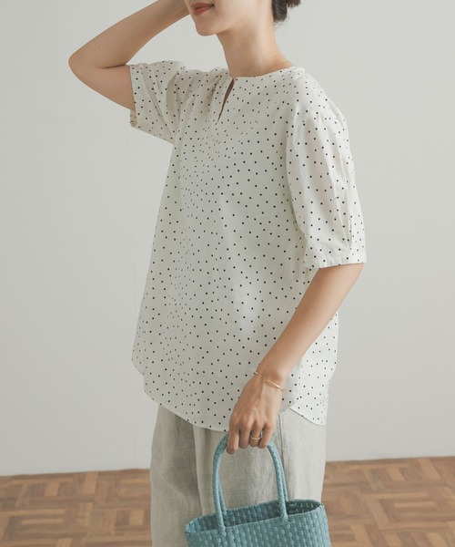 URBAN RESEARCH DOORS（アーバンリサーチドアーズ）の「リネンコットンドットブラウス（シャツ/ブラウス・レディース・ブラック系その他/ホワイト系その他・MEDIUM）」の16枚目の写真