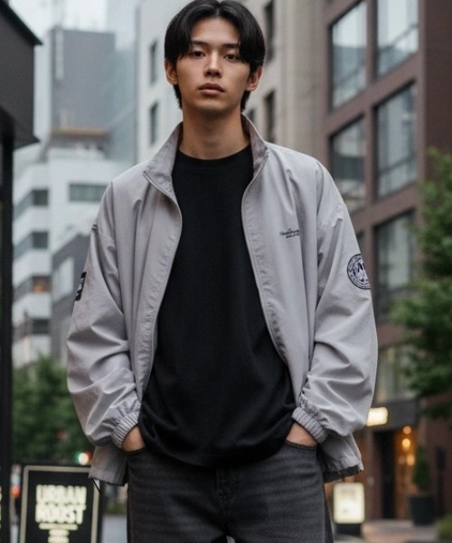 Mark Gonzales（マーク・ゴンザレス）の「MARK GONZALES ARTWORK COLLECTION/マークゴンザレス 別注 オーバーサイズ パイピング ナイロンジャケット/トラックジャケット/ブルゾン/レディース メンズ（ナイロンジャケット・メンズ・ブラック系その他/ネイビー/ブラック/グレー/グレー系その他/ブラック系その他2/ブルー系その他・XL/L/M）」の5枚目の写真