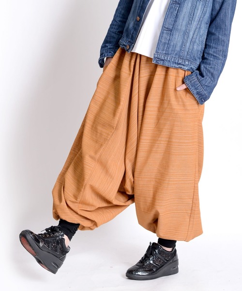 MARAI(マーライ)の「コットン100% ストライプ織り エスニックサルエルパンツ(その他パンツ・レディース・ブラウン/ライトグリーン/グリーン/ネイビー/ベージュ/ブルー/グレー/ライトブラウン/ブラック/カーキ/ダークブルー/レッド/ワインレッド/パープル/ピンク/オレンジ/ライトパープル・FREE)」の4枚目の写真