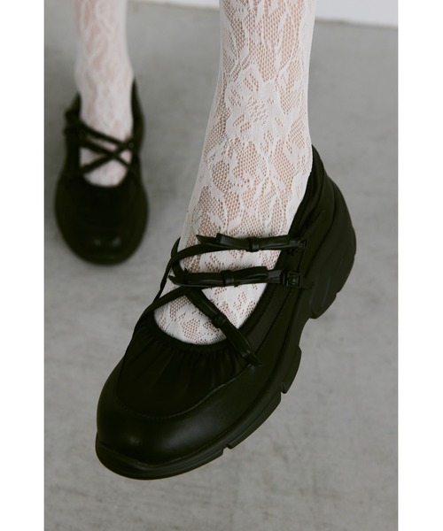 un/neu(アンノイ)の「クロスリボンボリュームストラップシューズ(ローファー・レディース・ブラック/シルバー・LARGE/MEDIUM/SMALL)」の3枚目の写真
