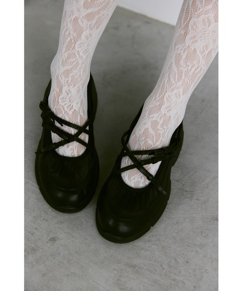 un/neu(アンノイ)の「クロスリボンボリュームストラップシューズ(ローファー・レディース・ブラック/シルバー・LARGE/MEDIUM/SMALL)」の4枚目の写真