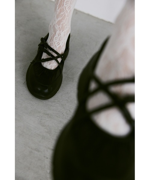 un/neu(アンノイ)の「クロスリボンボリュームストラップシューズ(ローファー・レディース・ブラック/シルバー・LARGE/MEDIUM/SMALL)」の5枚目の写真