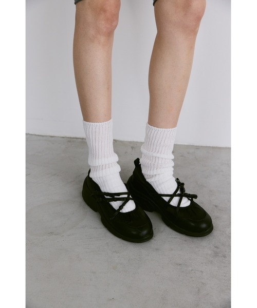 un/neu(アンノイ)の「クロスリボンボリュームストラップシューズ(ローファー・レディース・ブラック/シルバー・LARGE/MEDIUM/SMALL)」の7枚目の写真