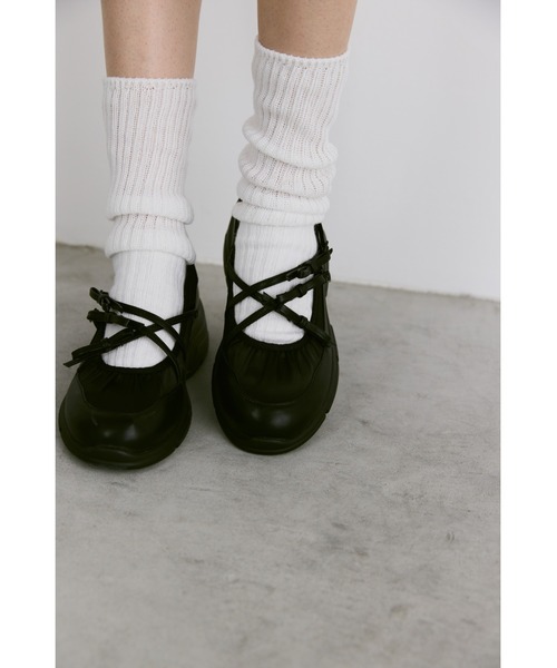 un/neu(アンノイ)の「クロスリボンボリュームストラップシューズ(ローファー・レディース・ブラック/シルバー・LARGE/MEDIUM/SMALL)」の8枚目の写真