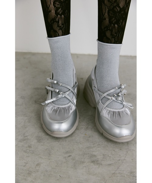 un/neu(アンノイ)の「クロスリボンボリュームストラップシューズ(ローファー・レディース・ブラック/シルバー・LARGE/MEDIUM/SMALL)」の12枚目の写真