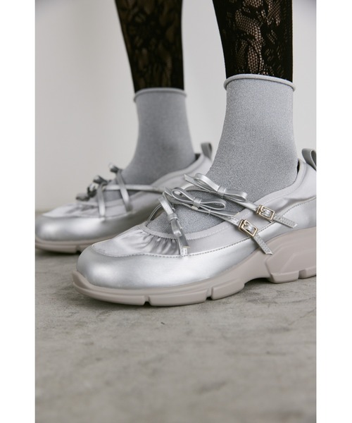 un/neu(アンノイ)の「クロスリボンボリュームストラップシューズ(ローファー・レディース・ブラック/シルバー・LARGE/MEDIUM/SMALL)」の13枚目の写真