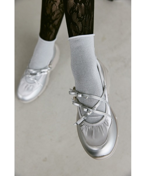un/neu(アンノイ)の「クロスリボンボリュームストラップシューズ(ローファー・レディース・ブラック/シルバー・LARGE/MEDIUM/SMALL)」の17枚目の写真