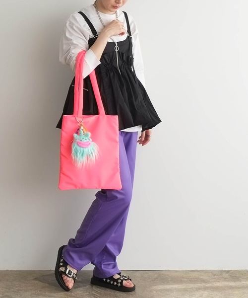 COMMON WARE(コモンウェアー)の「EM:cheek neon monster tote モンスターチャーム ピローネオントート(トートバッグ・レディース・オレンジ/イエロー/ピンク/グリーン・FREE)」の3枚目の写真