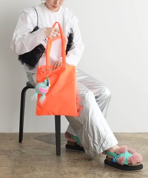 COMMON WARE(コモンウェアー)の「EM:cheek neon monster tote モンスターチャーム ピローネオントート(トートバッグ・レディース・オレンジ/イエロー/ピンク/グリーン・FREE)」の4枚目の写真