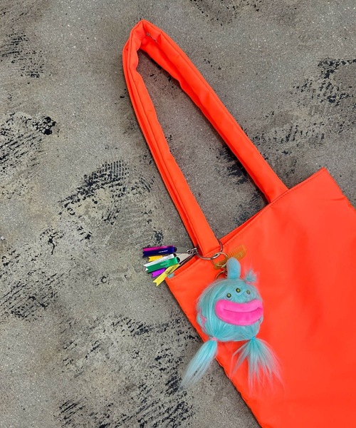 COMMON WARE(コモンウェアー)の「EM:cheek neon monster tote モンスターチャーム ピローネオントート(トートバッグ・レディース・オレンジ/イエロー/ピンク/グリーン・FREE)」の12枚目の写真
